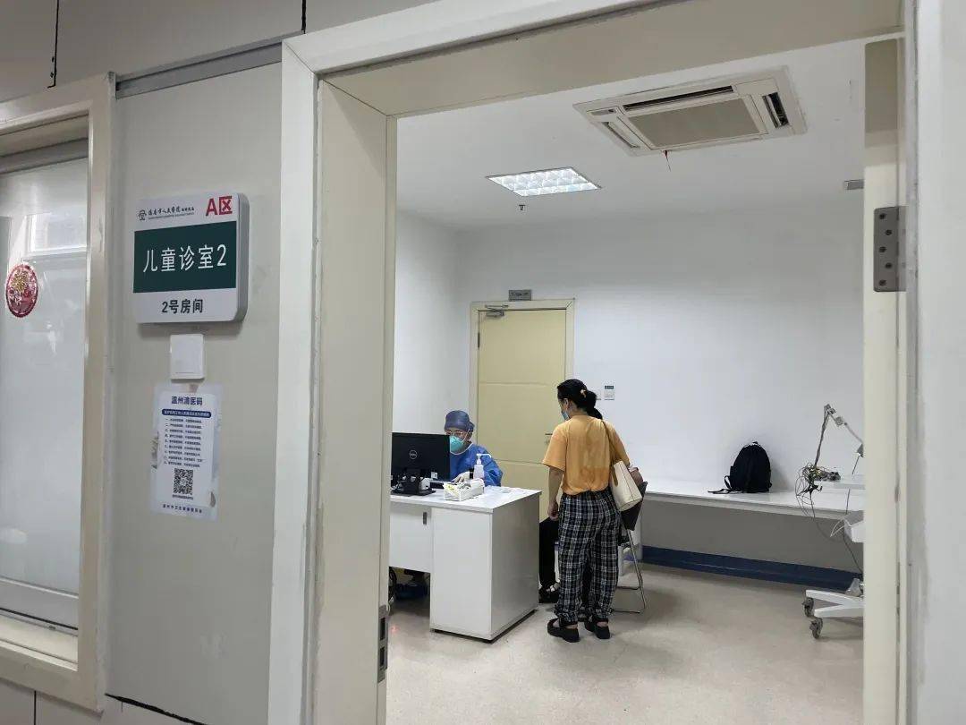 “发热门诊就诊人数上升” 发热门诊每增加多少人次增加设置1间诊室？