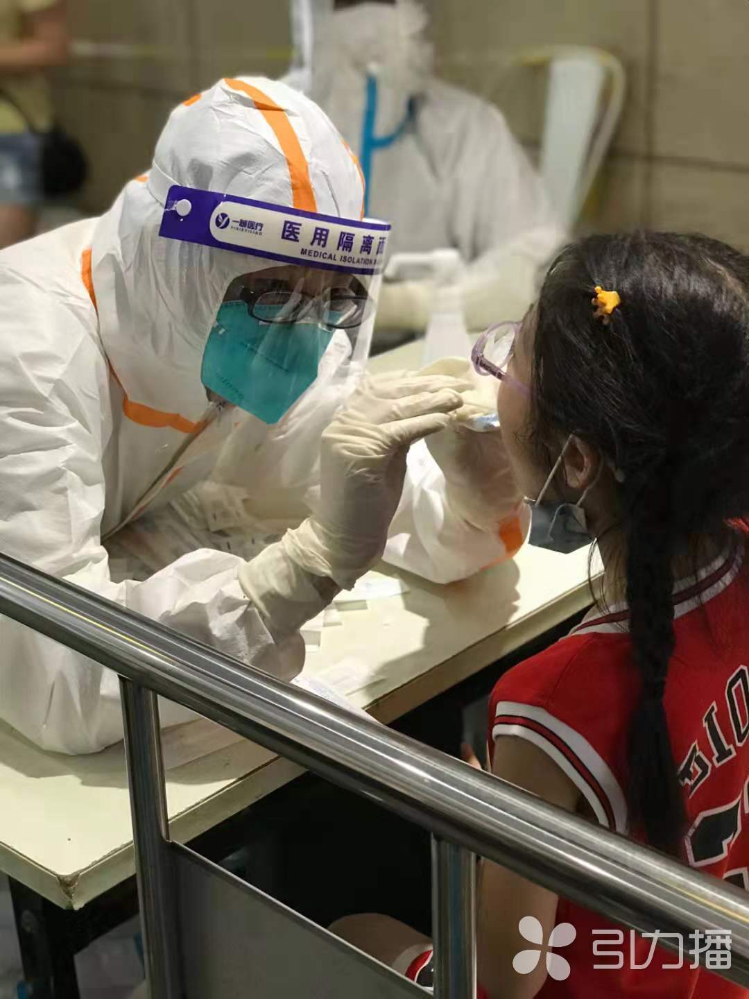 扬州一医护核检现场被感染.扬州核酸检测点一公职人员致几十人被感染