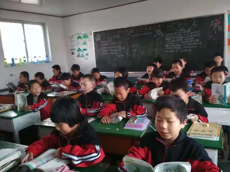 “北京2学校封闭管理家长深夜送衣” 北京全封闭寄宿制学校？-第2张图片