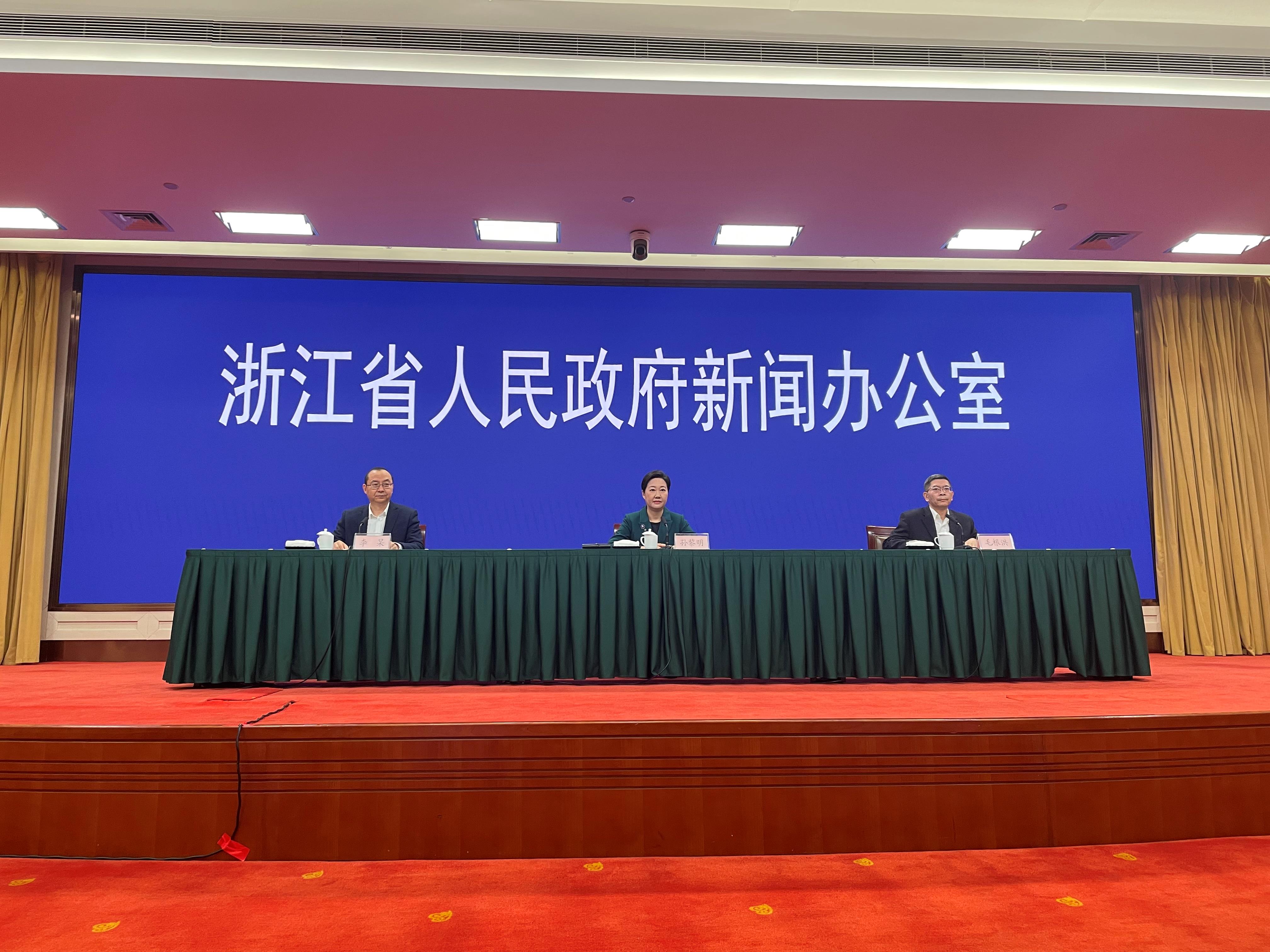 「31省区市新增17例」〃31省新增12 151例-第1张图片